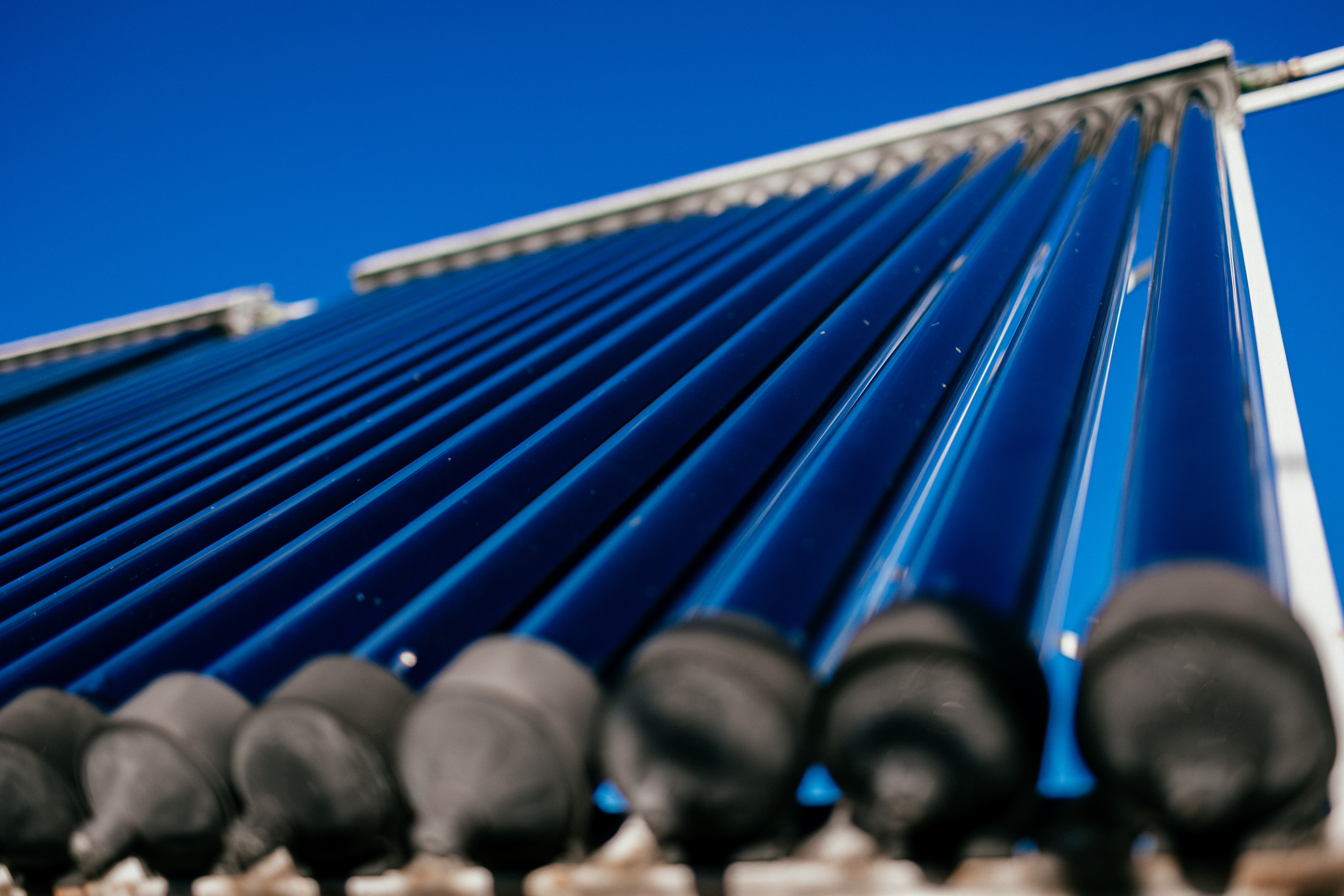 Tetőn lévő napkollektor közeli képe