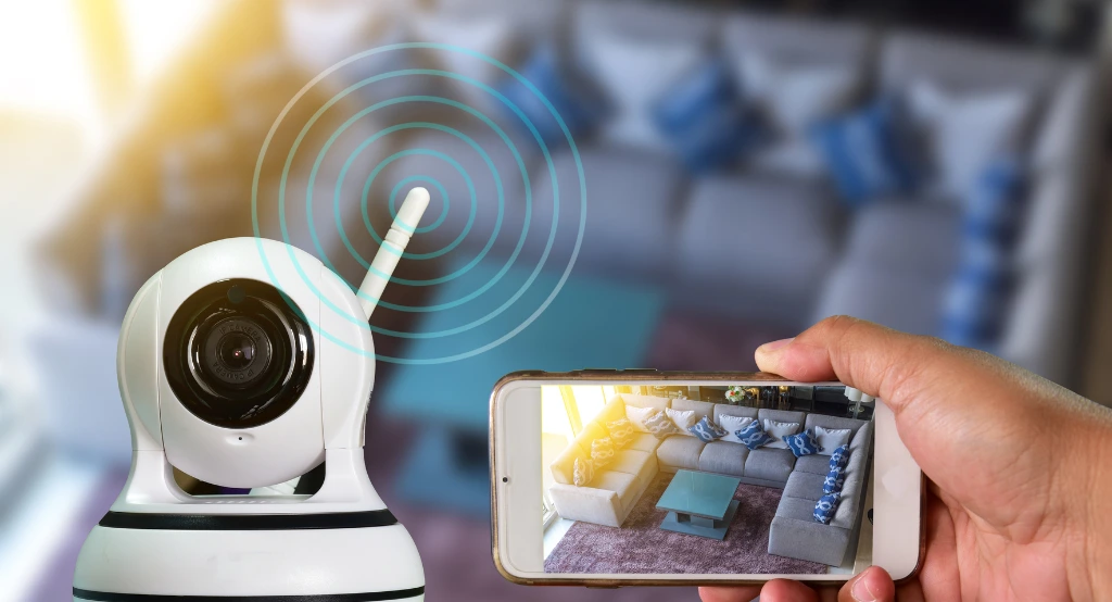Internetre csatlakoztatható kis kamera és annak közvetített képe a lakásról