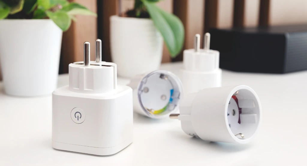 Asztalon lefotózott okoseszközök