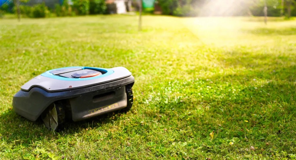 Robotfűnyíró képe munka közben a gyepen