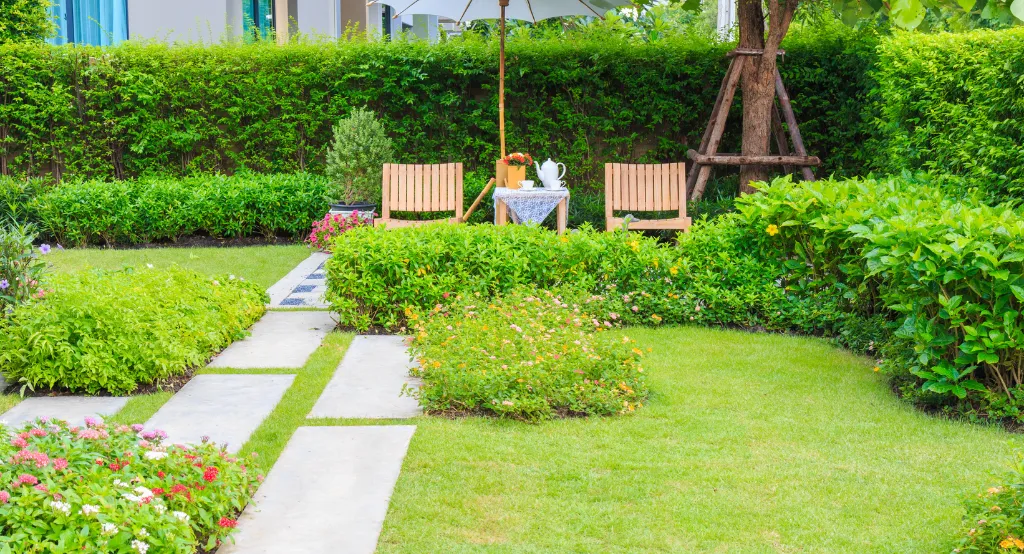 Nyugodt kert képe kialakított pihenővel, bútorral